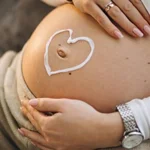 Kobieta w ciąży i mama - zdjęcie